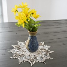 Bellissimo centrino tondo 11" tono terra neutro su beige (set di 2) 