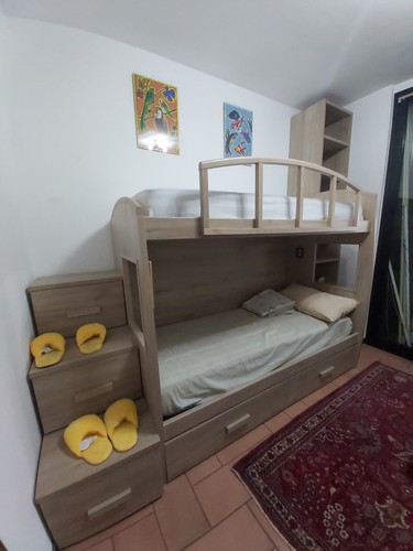 Cameretta con letto castello - letto,