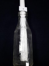 Antica bottiglia in vetro per