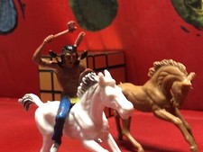 Soldatino Penna Rossa Indiano a Cavallo Armato di Tomawak in plastica scala 1:32