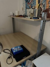 scrivania per pc, a due piani dell'IKEA, molto spaziosa e molto stabile!
