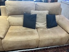 n. 2 divani   2 posti poltrone sofa' reclinabili elettronicamente piu pouff 