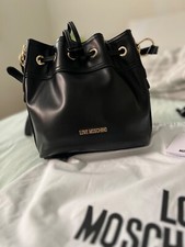 LOVE MOSCHINO borsa a tracolla modello a secchiello nera con dettagli dorati 