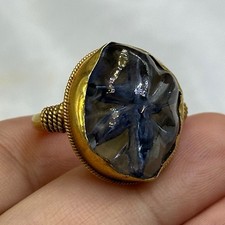 Bellissimo anello romano antico in oro massiccio ad alto carato con rara piet...