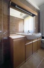 mobile bagno con lavabo, specchio e luce, ripiano in marmo rosa, struttura noce