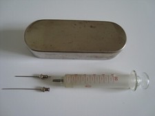 Antica siringa in vetro e cono