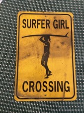 Insegna stradale vintage Surf Co Surfer Girl Crossing metallo 18 in per 12 in come usata