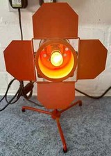 Una lampada faretto tavolo - una,