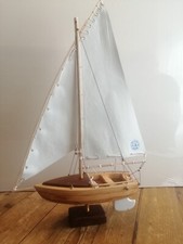 Modello di barca a vela, legno, vele in cotone, corde in macramè.