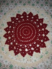 Centrino Fatto A Mano Ad Uncinetto Di Colore Rosso 