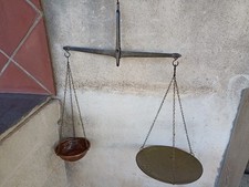 Antica Bilancia stadera a due piatti Uno Ottone e Uno In Rame Corpo In Ferro