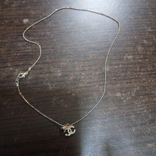 Collana con ciondolo logo in