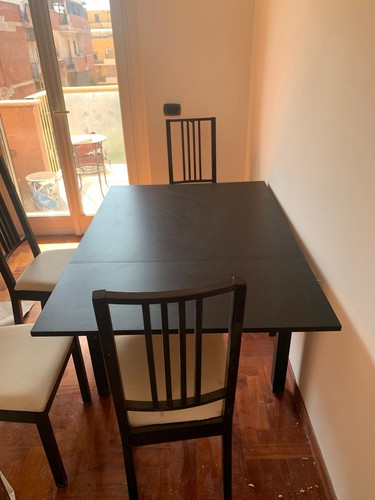Tavolo scuro allungabile usato