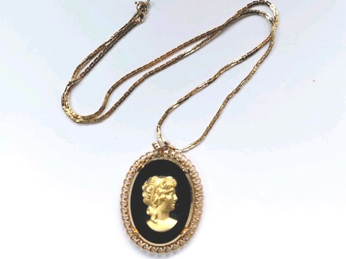 Collana con ciondolo cammeo