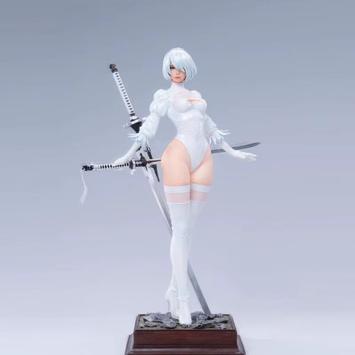 Figurine 2btenue blanche - figurine,