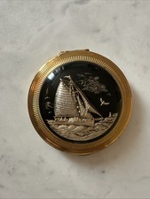 VINTAGE LUCITE POWDER COMPACT