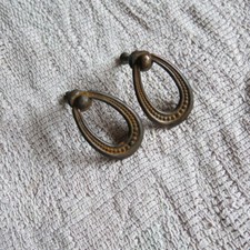 2 VECCHIE MANIGLIE IN OTTONE AD ANELLO CON VITE IN FERRO PER MOBILI VARI -