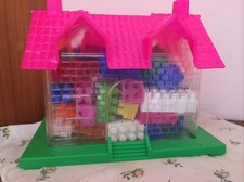 Casa con mattoncini in plastica tipo LEGO