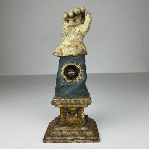 Statua braccio mano