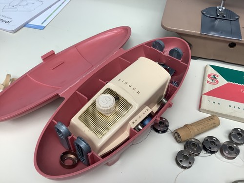Singer sewing machine - machine, model