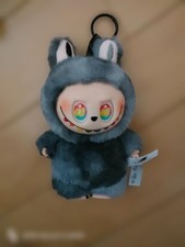 Mascotte di peluche grigia con