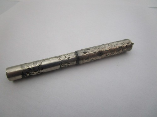 Antica penna stilografica con