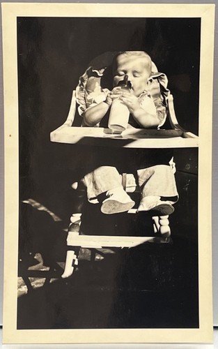 Bambino che dorme con biberon