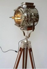 Lampada da terra treppiede