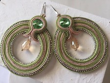 ORECCHINI SOUTACHE verde e color pesca dettagli in vetro