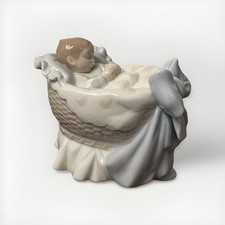 Lladro 6976 Un nuovo ragazzo del tesoro statuina bambino in cesto fiocco blu come nuovo con scatola