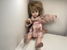 Vecchia bambola da collezione