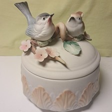 Bellissima scatola in porcellana bisquit decorata a mano con uccellini e fiori