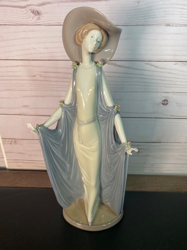 Lladro figurine gloss finish - figurine,