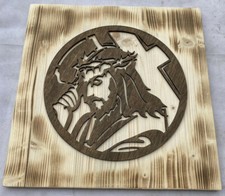 Cristo in legno su tavola in abete fiammato. Arredamento. regalo