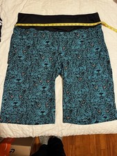 Pantaloncini MTB Shredly. Taglia 22. Stampa leopardata color verde acqua. Vita pull-on