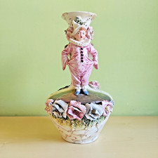 Vaso Vittoriano fiori a rilievo e bimbo clown -  Porcellana maiolicata Francia 