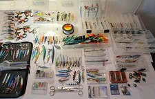 ENORME LOTTO MATERIALE PESCA ESCHE PESI PESCATORE MARE FIUME SPINNING LEGGI