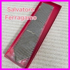 Cravatta collo Salvatore Ferragamo uccellino nero bianco 100% seta nuova mai ...