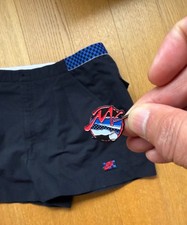 Pantaloncini e spilla tennis