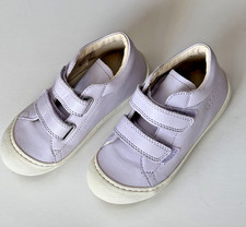 Scarpe medie nuove senza