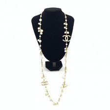Collana lunga con perle logo