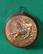 VECCHIA FORMELLA IN RAME BUDINO BUDINIERA DOLCI STAMPO ZODIACALE LEONE. DB59