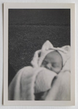 Gros plan flou nourrisson, bébé - Photo vintage snapshot c. 1950