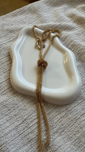 Collana lunga dorata con nodo