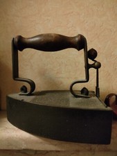 Ferro da stiro Antico rarità contenente lumaca in ferro e ghisa manico in legno.