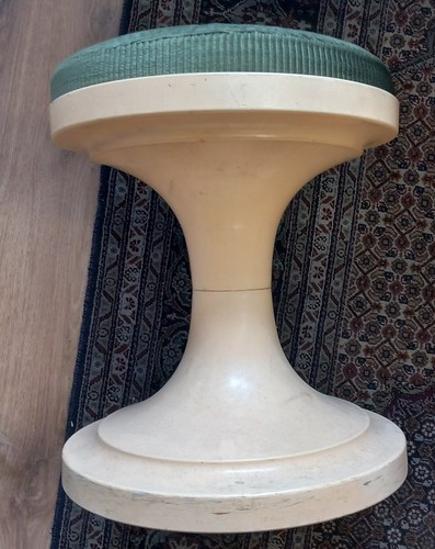 Sgabello vintage con piedi - , di