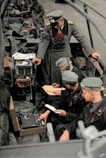 Militare tedesco che utilizza macchina di crittografia Enigma WW2 ristampa 5x7
