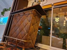 Mobiletto bar vintage in legno, rivestito in pelle, più due sgabelli iconici