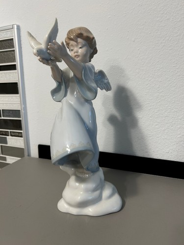Statuina angelo porcellana