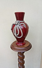 Vaso in ceramica con decorazioni in rilievo